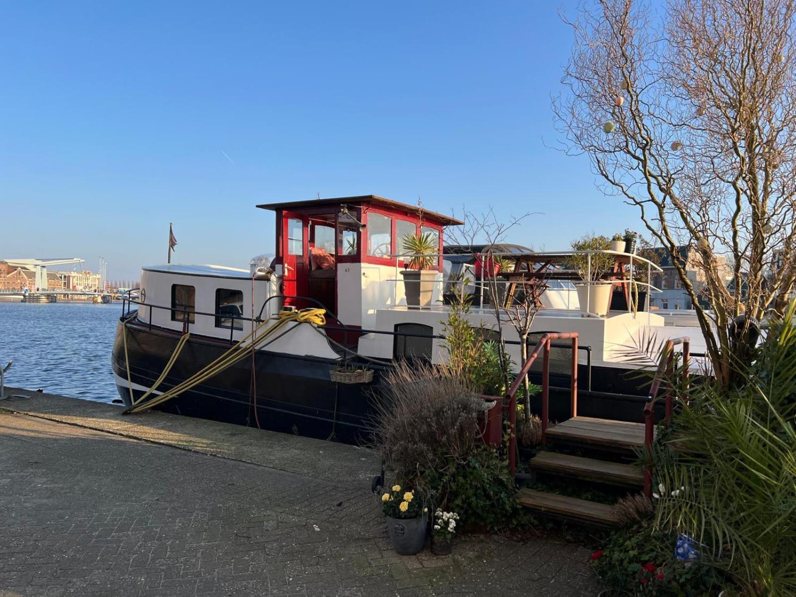 B&B Teddy "Prachtig Authentiek Woonschip Uit 1912, 15 Minuten Van Amsterdam" Wormer Exterior foto
