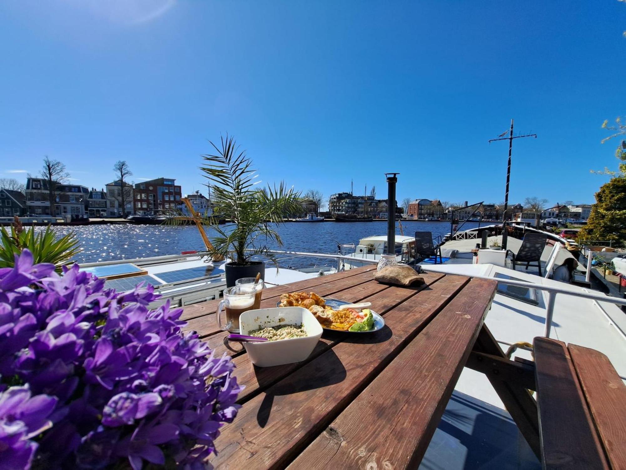 B&B Teddy "Prachtig Authentiek Woonschip Uit 1912, 15 Minuten Van Amsterdam" Wormer Exterior foto